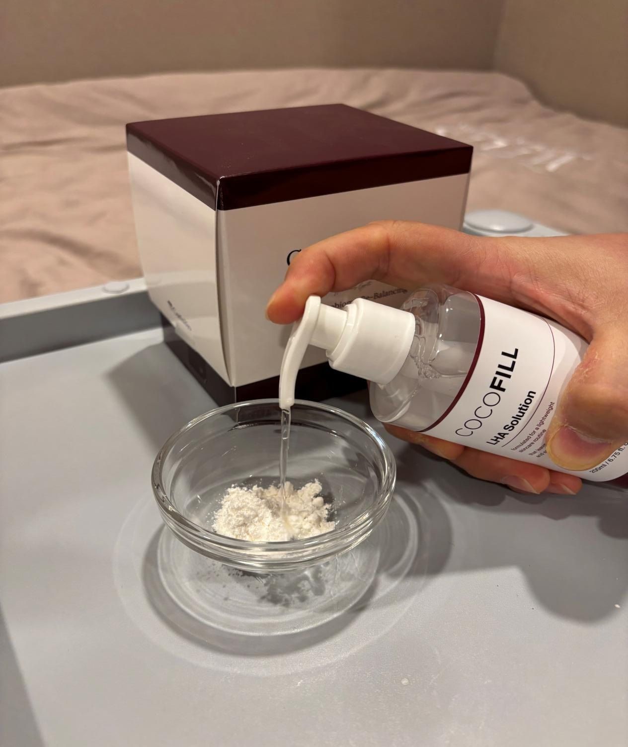 CocoBiome 분말이 있는 유리 볼에 LHA solution을 더하는 모습